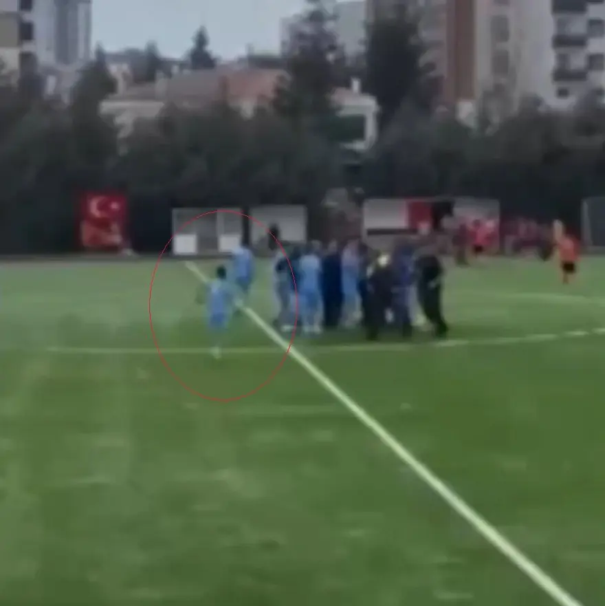 Uzatma dakikalarında gol geldi, futbolcular hakemlere saldırdı: Tekme ve yumruklar havada uçuştu Uzatma dakikalarında gol geldi, futbolcular hakemlere saldırdı: Tekme ve yumruklar havada uçuştu