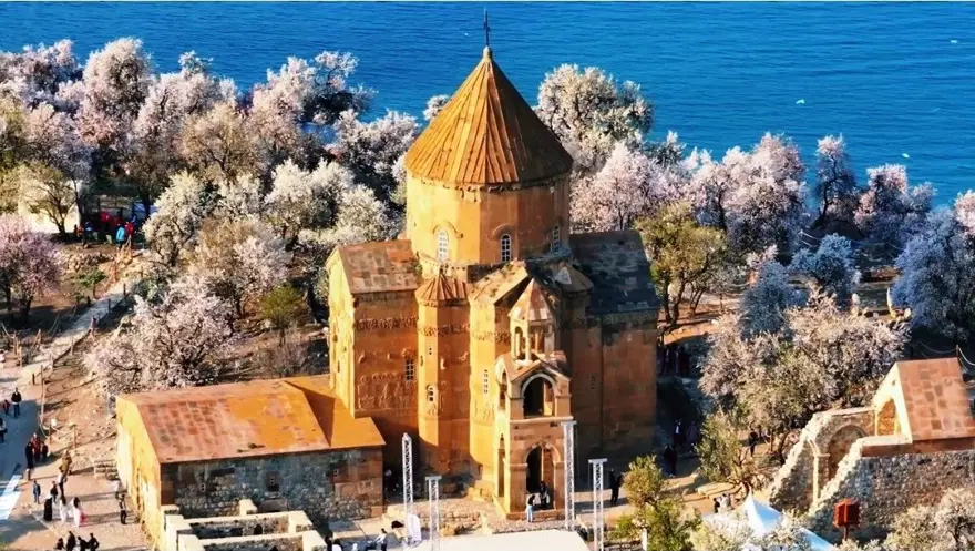 Van'ın Akdamar Adası’na ziyaretçi yağdı 2