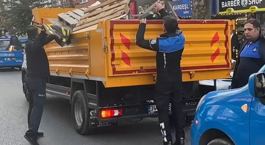 Zabıta ile esnaf arasında sandalye kavgası 3 Zabıta ile esnaf arasında sandalye kavgası 3
