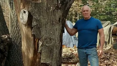 Arnold Schwarzenegger’in gerçek ölçüsünden ahşap heykelini yaptı