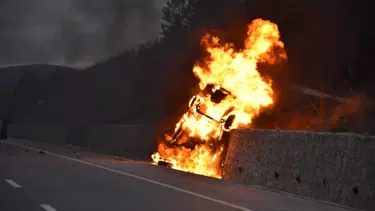 İstinat duvarına çarpan otomobil alev aldı: 5 ölü