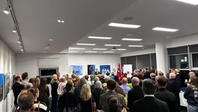 Ressam Reşit İsmet’in Mavilik İçinde Dünya adlı sergisi açıldı