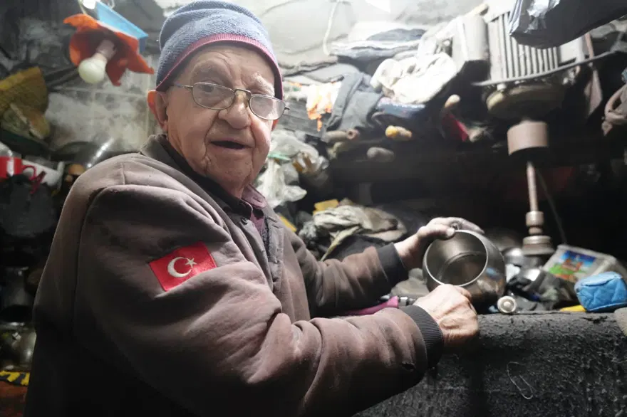 40 yıldır 5 metrekarelik dükkanda: 80 yaşındaki Zeki usta eşyalara ikinci baharını yaşatıyor 
