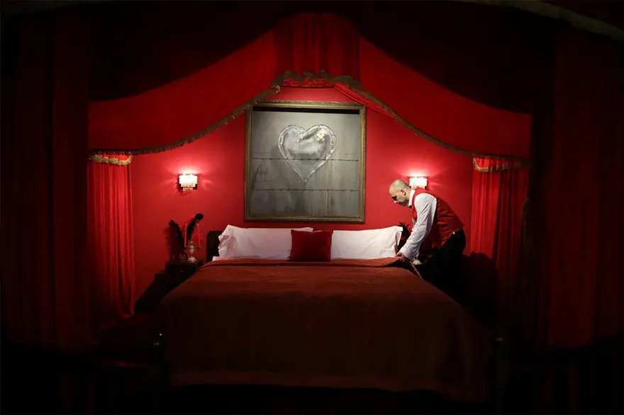 Banksy'den dünyanın en kötü manzaralı oteli 19 Banksy'den dünyanın en kötü manzaralı oteli 19