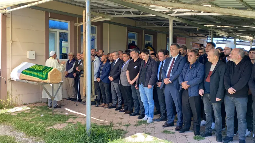 Saadet öğretmene gözyaşlarıyla veda 1 Saadet öğretmene gözyaşlarıyla veda 1