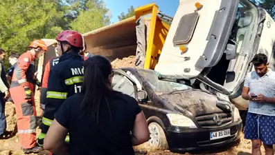 Bodrum’da hafriyat kamyonu VIP minibüsün üzerine devrildi,iş insanı yaşamını yitirdi