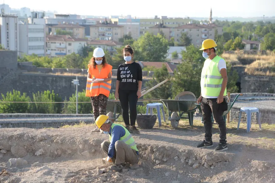 Diyarbakır'daki 8 bin yıllık Amida Höyük'te kazı çalışmalarına başlandı 1 Diyarbakır'daki 8 bin yıllık Amida Höyük'te kazı çalışmalarına başlandı 1