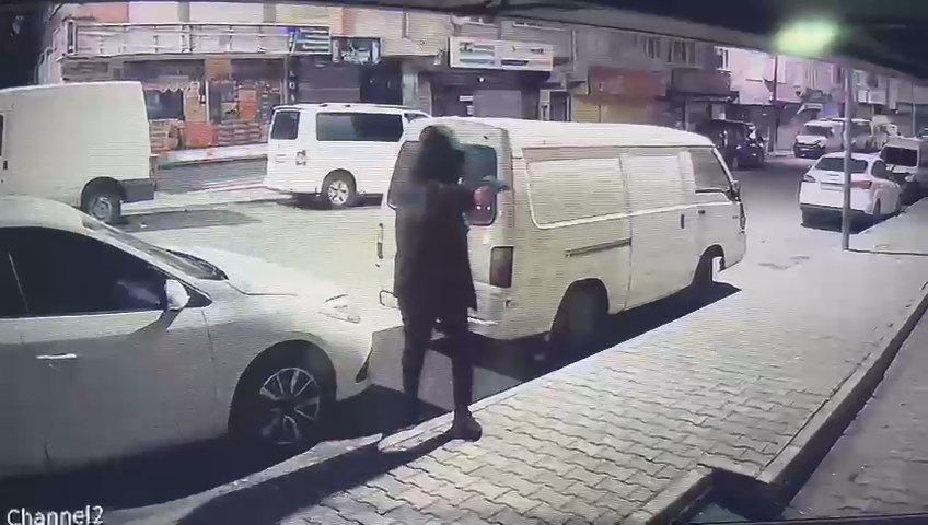Gaziosmanpaşa'da silahlı saldırı kamerada: Dükkana 7 el ateş edip kaçtı