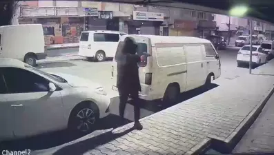 Gaziosmanpaşa'da silahlı saldırı kamerada: Dükkana 7 el ateş edip kaçtı