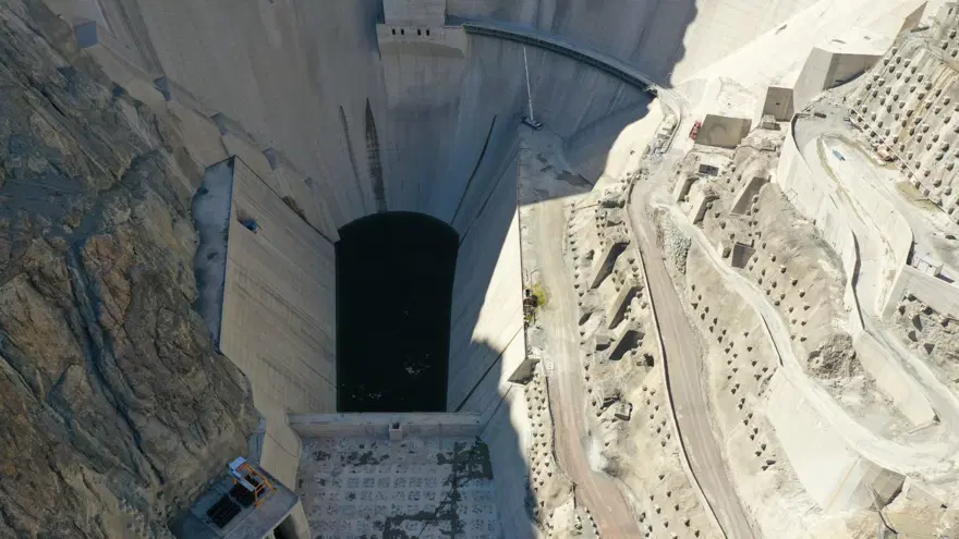 EYFEL KULESİ'NDEN 25 METRE KISA 2