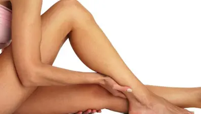 Bacak reflüsü bu belirtilerle sinyal veriyor (Venöz reflü neden olur?)