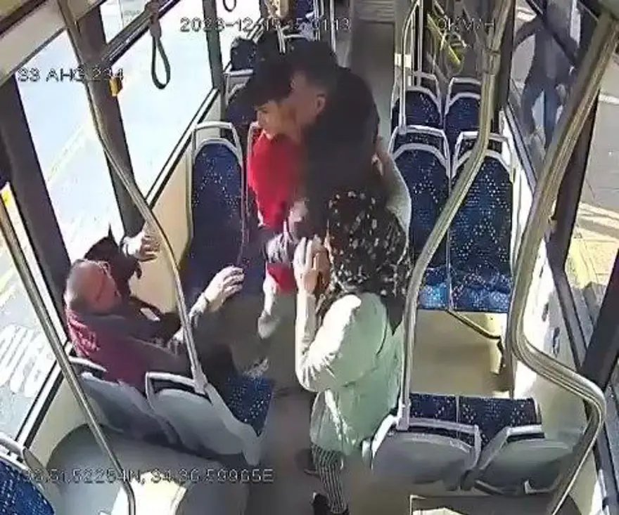 Belediye otobüsünde dehşet anları: Lise müdürü ile oğlu tartıştıkları yaşlı çifti dövdü 4
