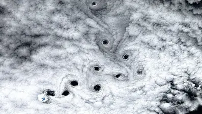 Hint Okyanusu üzerinde karanlık boşluklar oluştu