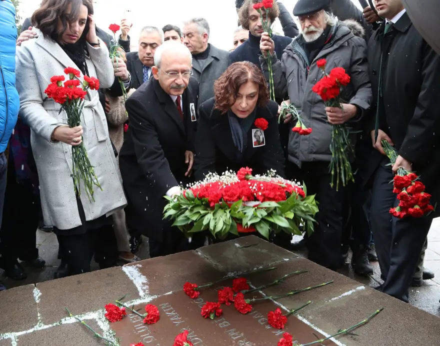 Gazeteci Uğur Mumcu katledilişinin 25'inci yılında anıldı 3 Gazeteci Uğur Mumcu katledilişinin 25'inci yılında anıldı 3