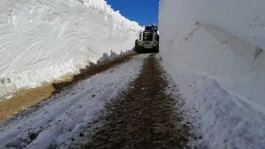Hakkari'de kardan kapanan üs bölgelerinin yolu açıldı