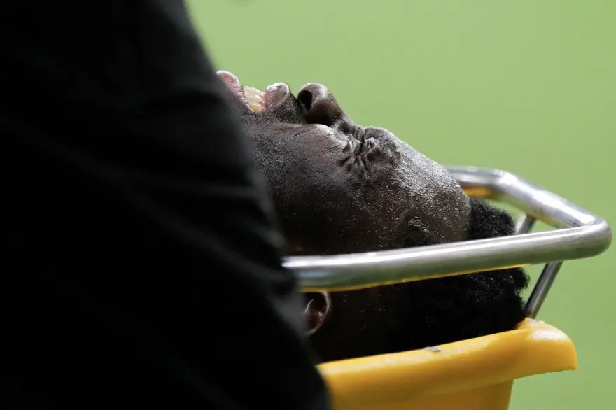 Galatasaraylı futbolcu Davinson Sanchez'in korku dolu anları: Kafa kafaya çarpıtı, bilinç kaybı yaşadı 