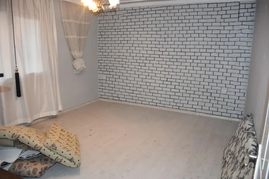 Komşusunun duvarını kırıp eşyaları çaldı, duvarı yeniden örüp sıva yaptı 1