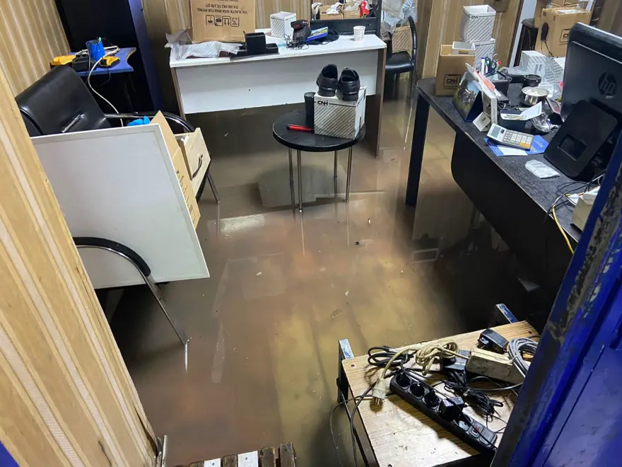 Ardahan'da şiddetli yağış! İş yerleri su altında kaldı 1 Ardahan'da şiddetli yağış! İş yerleri su altında kaldı 1