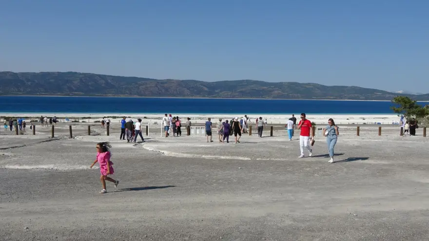 Türkiye'nin Maldivleri Salda Gölü'ne bayramda ziyaretçi akını 5