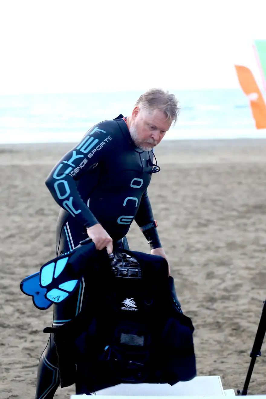 Yürüyerek dünyayı gezen seyyah Hazar Denizi'ni yüzerek geçti 2