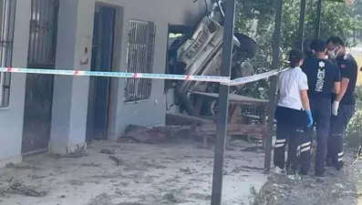 Eve çarpan otomobil sürücüsü uzman çavuş öldü
