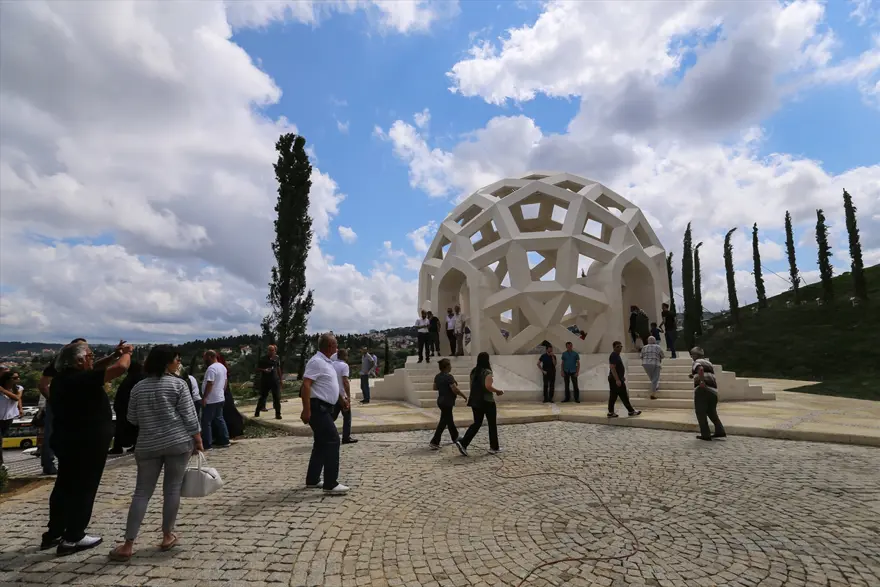 "Şehitler Makamı"na yoğun ilgi 3 "Şehitler Makamı"na yoğun ilgi 3