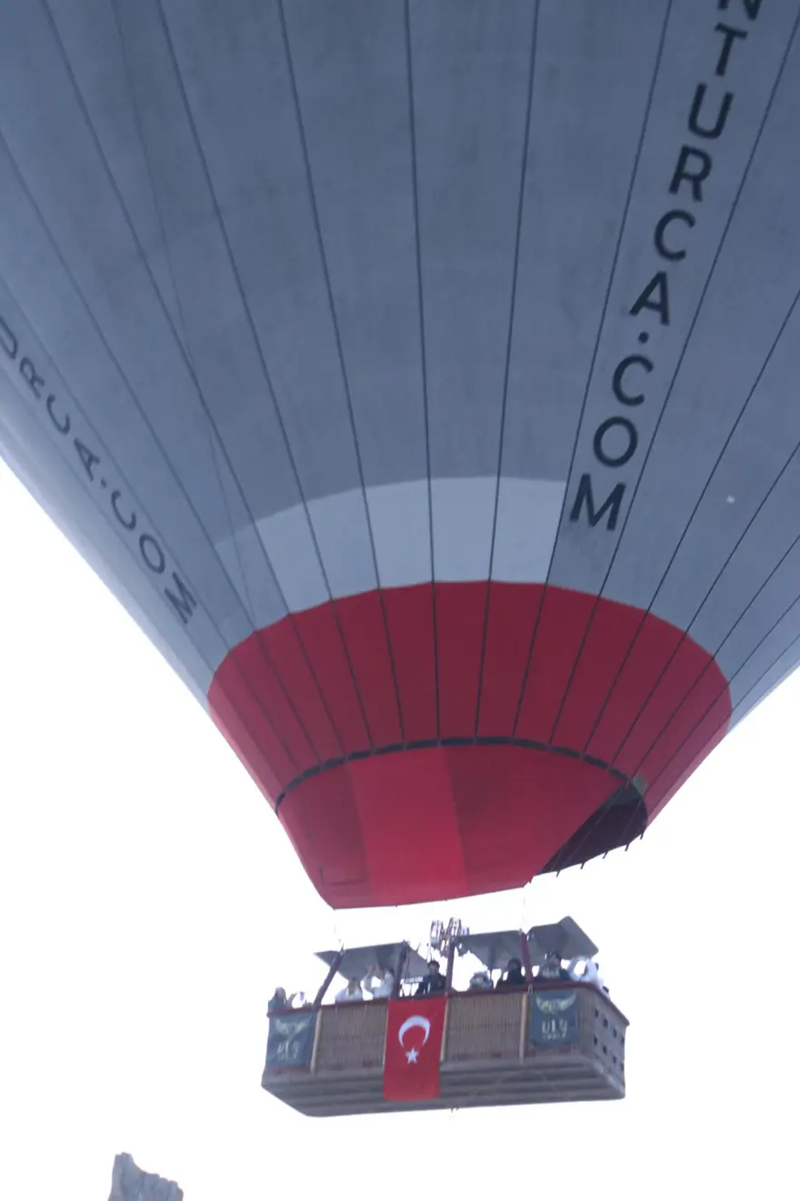 Kapadokya'da balonlar Türk bayrakları ve Atatürk posteri ile uçtu 14 Kapadokya'da balonlar Türk bayrakları ve Atatürk posteri ile uçtu 14