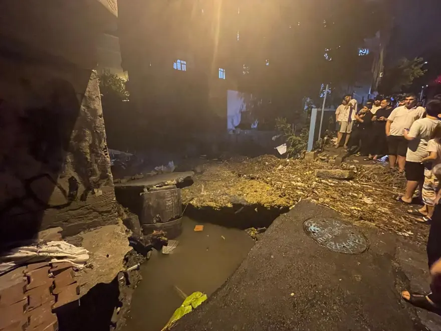 İstanbul'u sağanak vurdu: Ev ve iş yerlerini su bastı, sele kapılan 2 kişi hayatını kaybetti 43