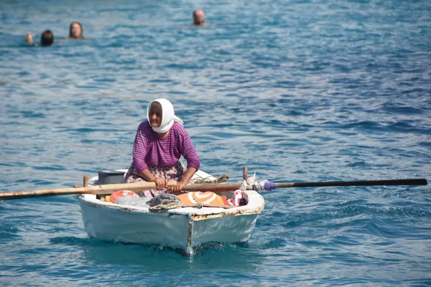 82 yaşında kayığına binip her gün denizde satış yapıyor 