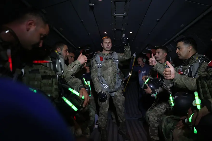Kayseri’de 180 paraşütçü komandoyla hava indirme tatbikatı 6