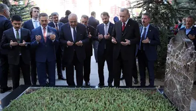 Cumhurbaşkanı Erdoğan, Türkeş'in mezarını ziyaret etti