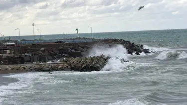 Akçakoca’da fırtına etkili oldu: Dalga boyu 5 metreyi geçti