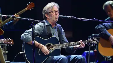 Eric Clapton'dan aşı karşıtı gruba bağış