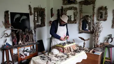 Sahilden topladıklarını 'sanat eseri'ne dönüştürüyor