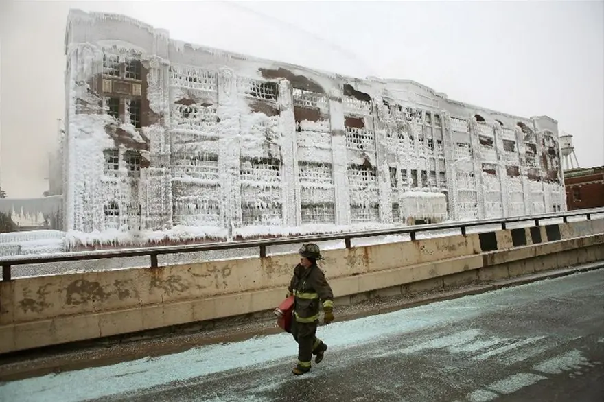 İtfaiyenin buzla mücadelesi 20