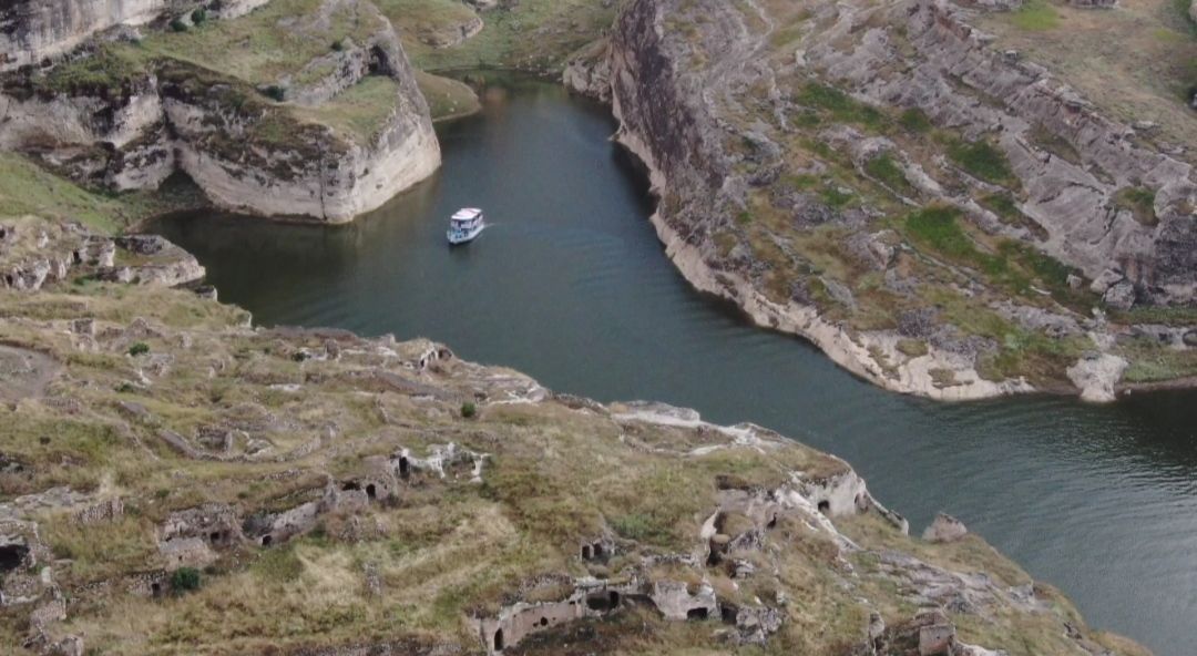 12 bin yıllık antik kent Hasankeyf'te tekne turuyla tarihsel yolculuk