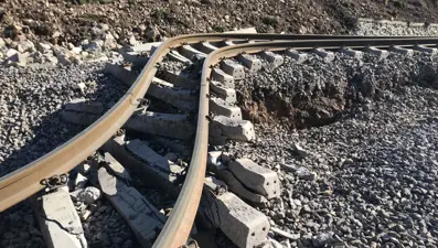 Deprem tren raylarını tel gibi büktü