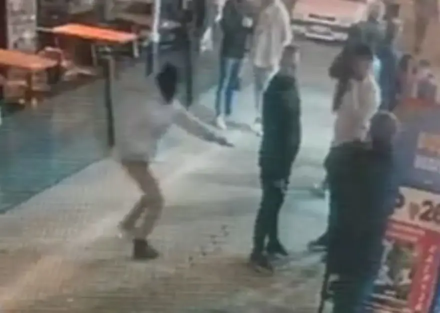 Kar maskelisaldırgandan art arda iki saldırı: Yanlış kişiyi vurunca aynı yere bir daha geliphusumetlisini vurdu 1 Kar maskelisaldırgandan art arda iki saldırı: Yanlış kişiyi vurunca aynı yere bir daha geliphusumetlisini vurdu 1