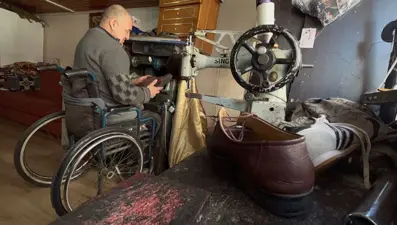 Engeli nedeniyle ayakkabı giyemiyor ama 30 yıldır tamir edip geçimini sağlıyor
