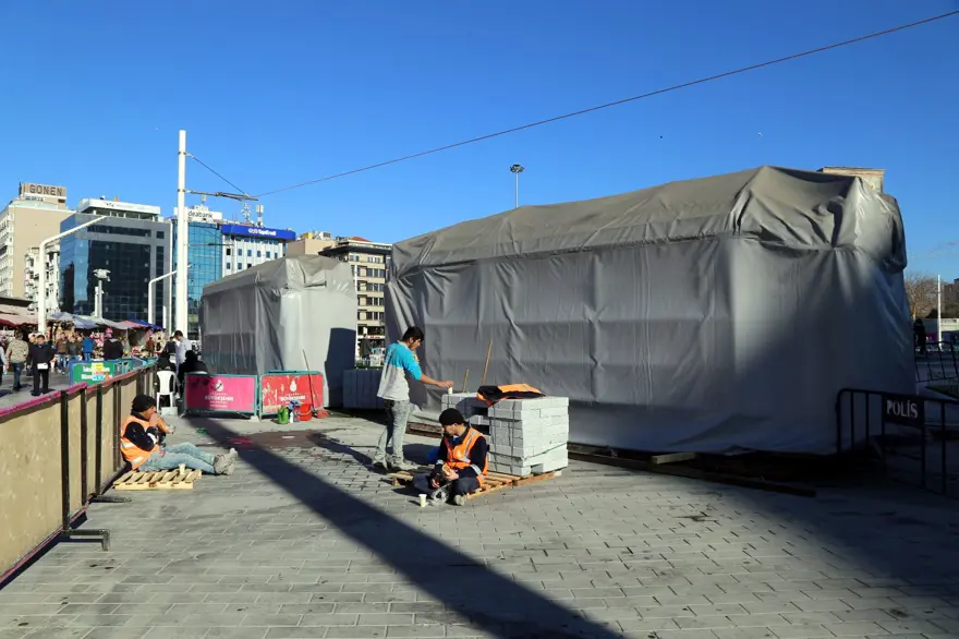 Bir yıl aradan sonra yeniden Taksim Meydanı'nda 2 Bir yıl aradan sonra yeniden Taksim Meydanı'nda 2