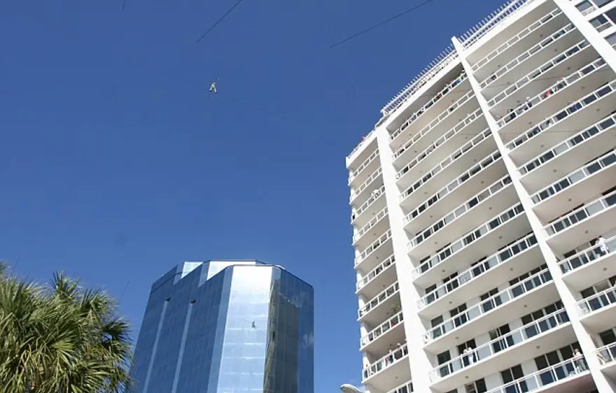 Güvenlik halatı olmadan yürüdü 1 Güvenlik halatı olmadan yürüdü 1