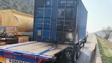 Osmaniye'de seyir halindeki TIR yandı