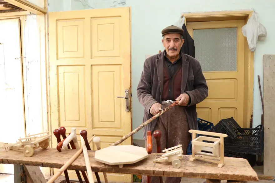 79 yaşındaki Hüsamettin Usta geçimini böyle sağlıyor: Yaşayan bir insan hazinesi 5