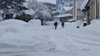 7 gündür okullar tatil, son 25 yılın en sert kışı: Kar kalınlığı 5-6 metreyi aştı!