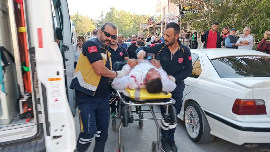 Ailesi yanında dehşeti yaşadı: Bıçakla saldıran husumetlisi ile birlikte ağır yaralandı! 1