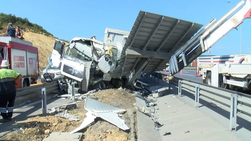 Çekmeköy'de TIR refüje çarptı: Şoför hayatını kaybetti 