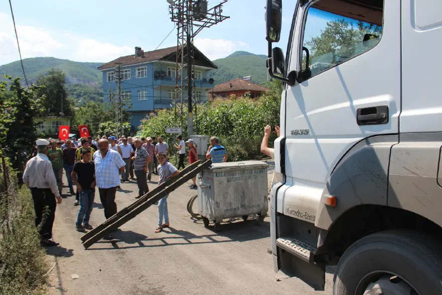 Zonguldak' Ereğli'de yol kapatma eylemi 1 Zonguldak' Ereğli'de yol kapatma eylemi 1