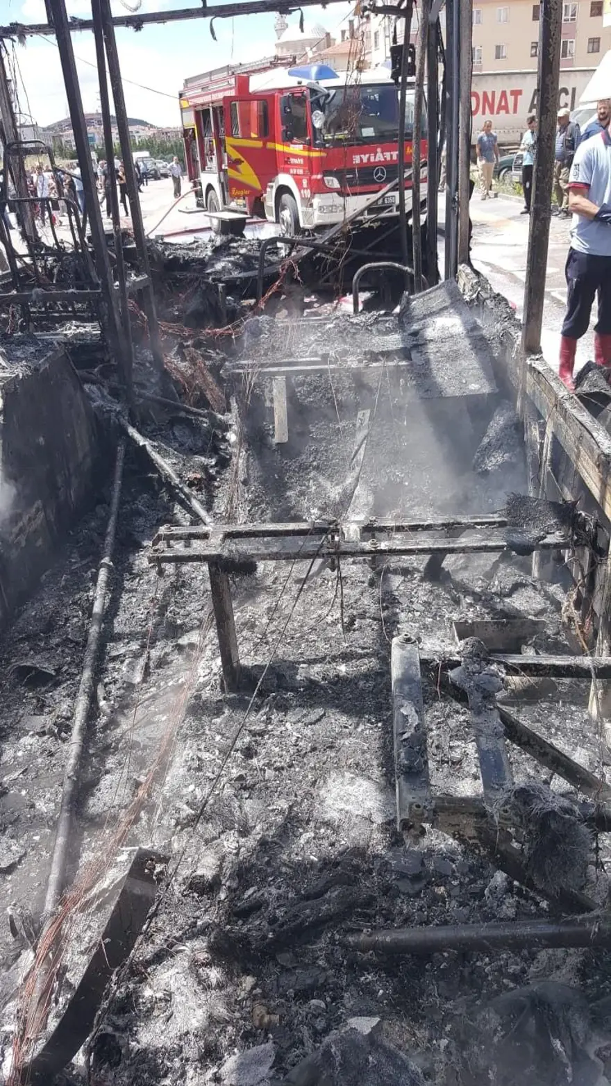 Halk otobüsü alev alev yandı 5