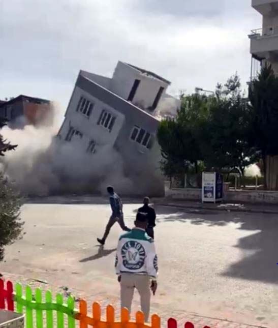 Gaziantep'te ağır hasarlı bina yıkım sırasında çöktü