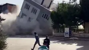Gaziantep'te ağır hasarlı bina yıkım sırasında çöktü